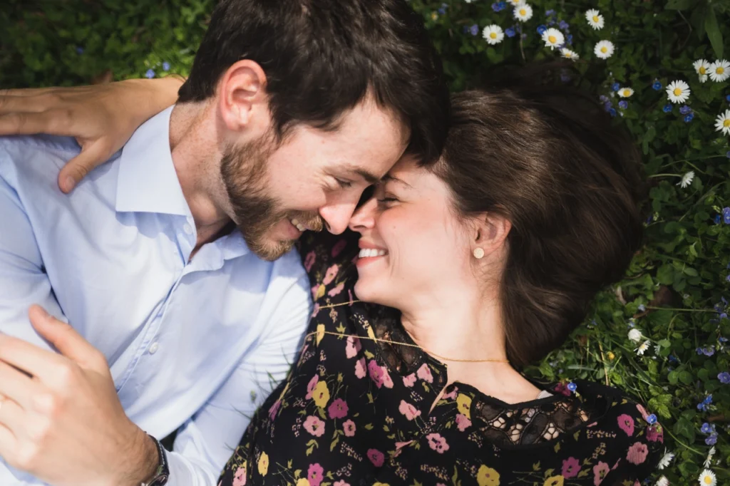 Séance photo d'un couple amoureux oubliant le photographe