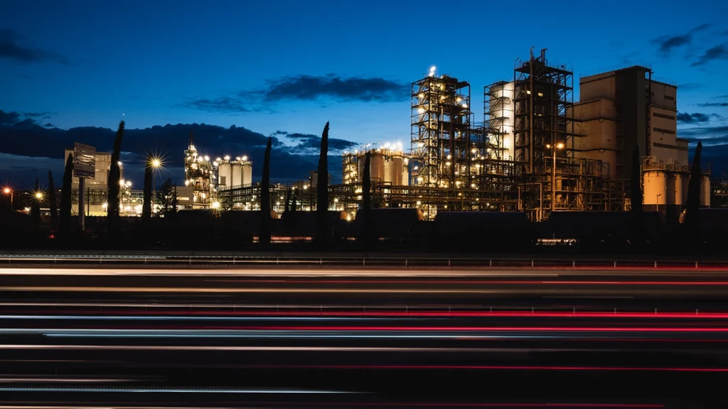 Reportage photographique nocturne d'un bâtiment industriel à Lyon pour la communication d'entreprise.