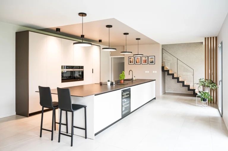 Photographe architecture d'intérieur à Lyon documentant le design et l'agencement premium d'un espace B2B
