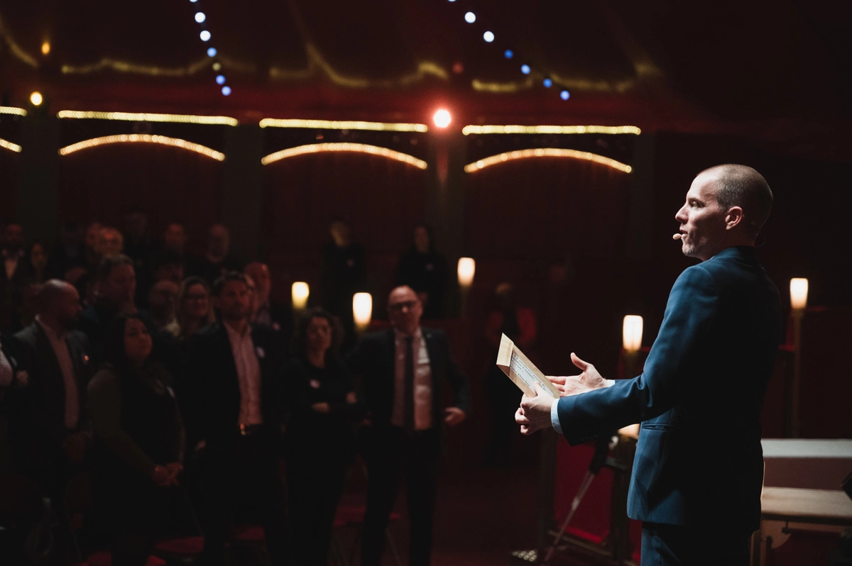 Discours d'un mentaliste pendant un événement d'entreprise au Cirque Imagine