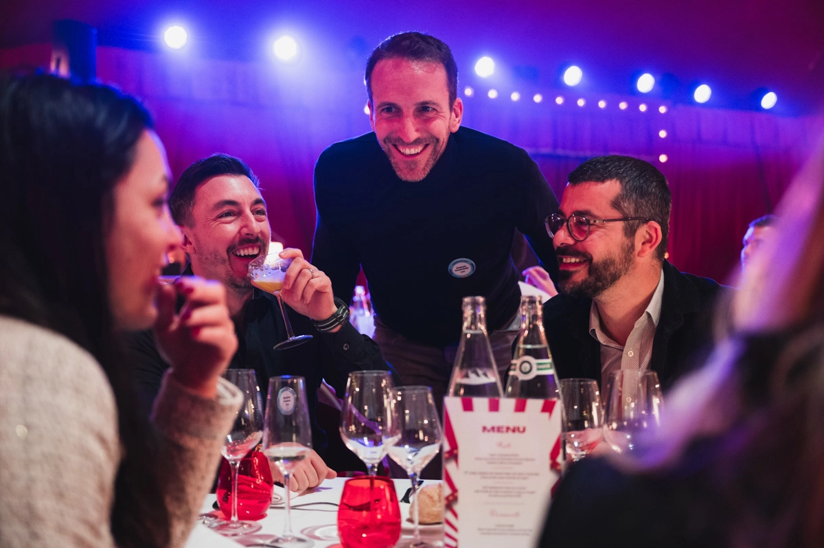 Sourires échangés entre collaborateurs pendant un séminaire d'entreprise au Cirque Imagine
