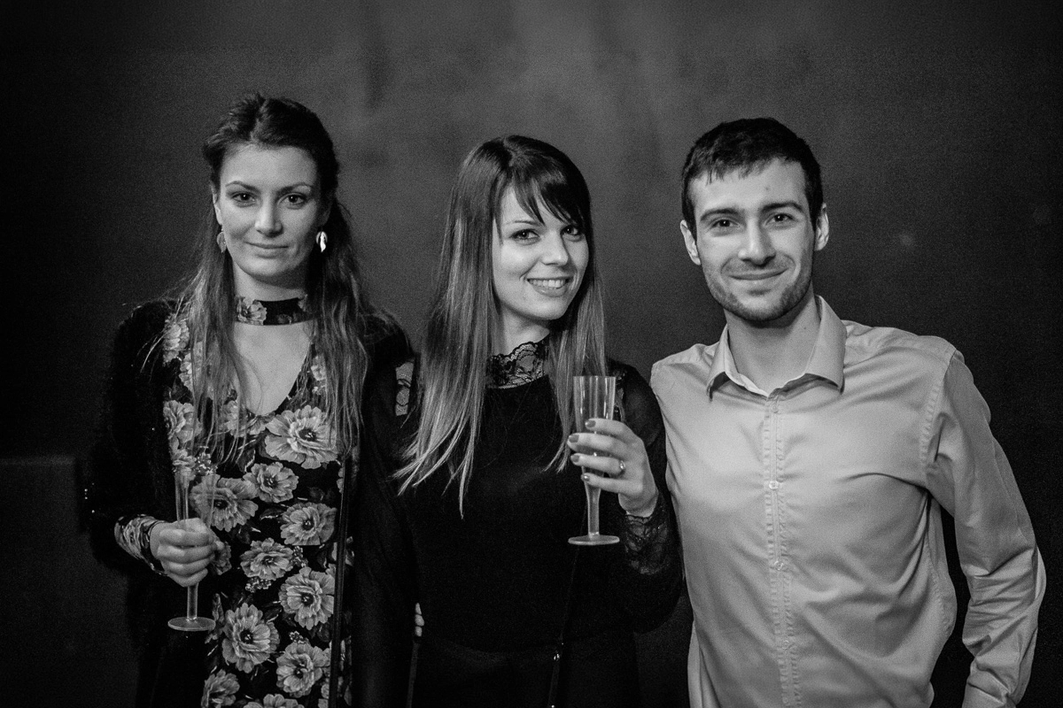 3 personnes sourient au photographe sur un photocall lors d'une soirée au Ninkasi