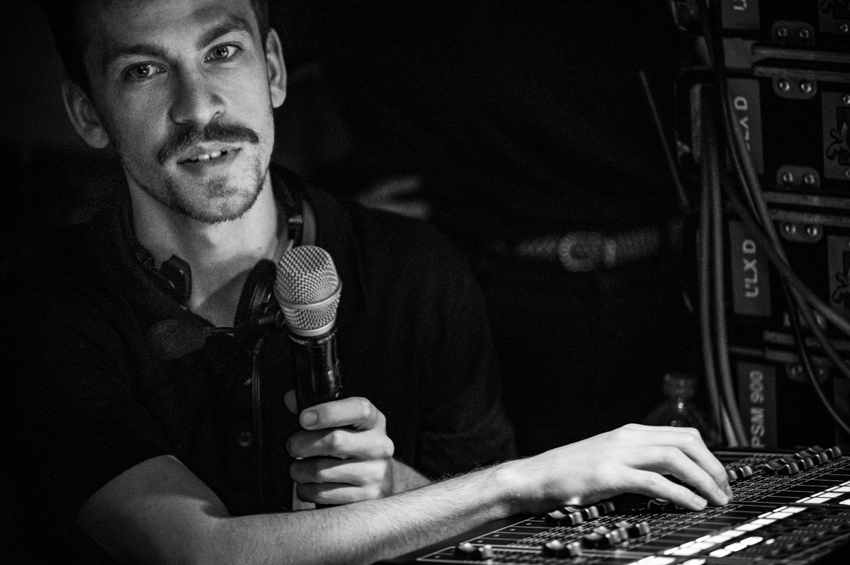 Ingénieur du son en pleine travail pendant la cérémonie de remise de prix des Ours de la Communication