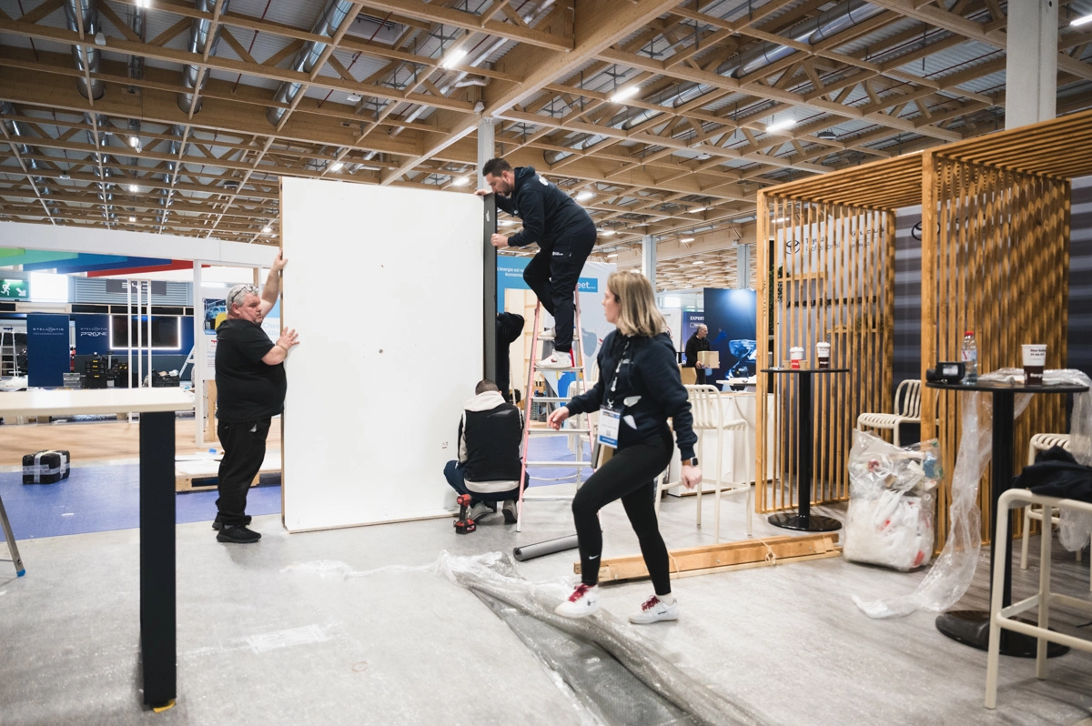 Photo de reportage montrant les préparatifs du salon professionnel Flotauto